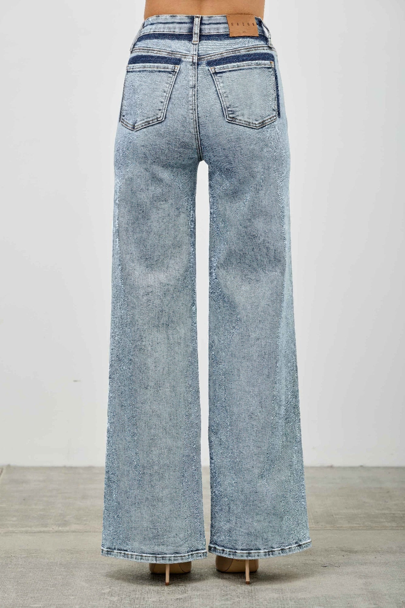 High Rise Relaxed Straight With Seam Detail - H&A Outlet