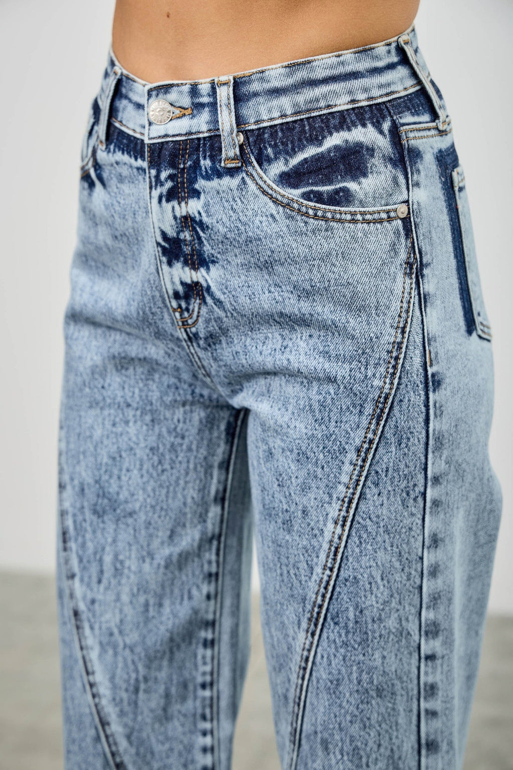 High Rise Relaxed Straight With Seam Detail - H&A Outlet